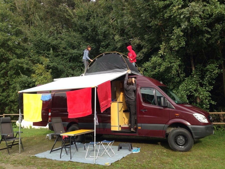 Aufbau des Dachzeltes mit meinen Kindern