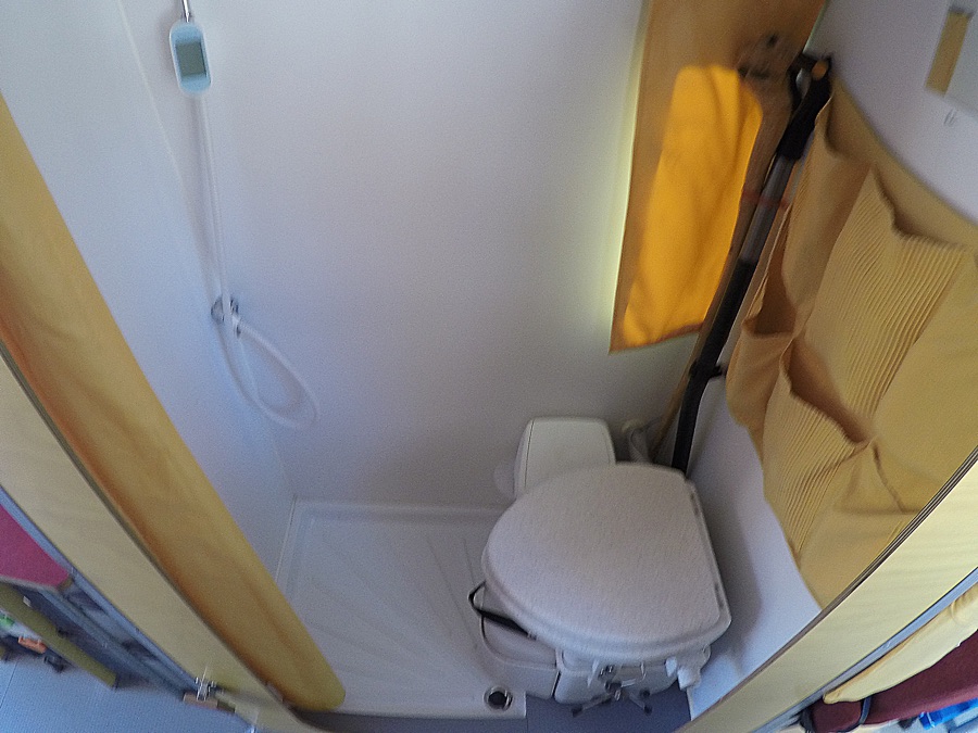 Badezimmer mit Dusche und WC