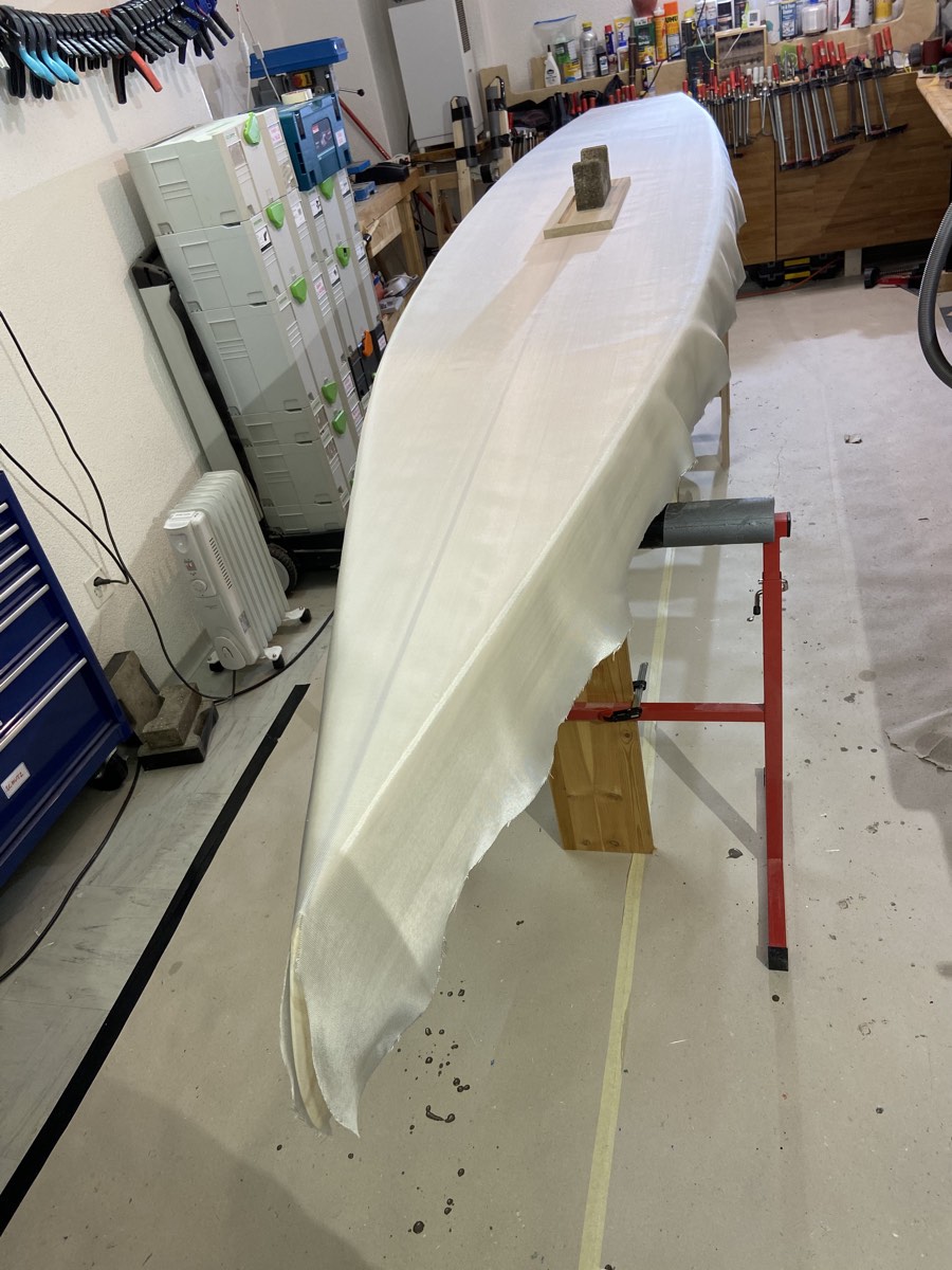 Belegen des Rumpfes mit Glasfaser