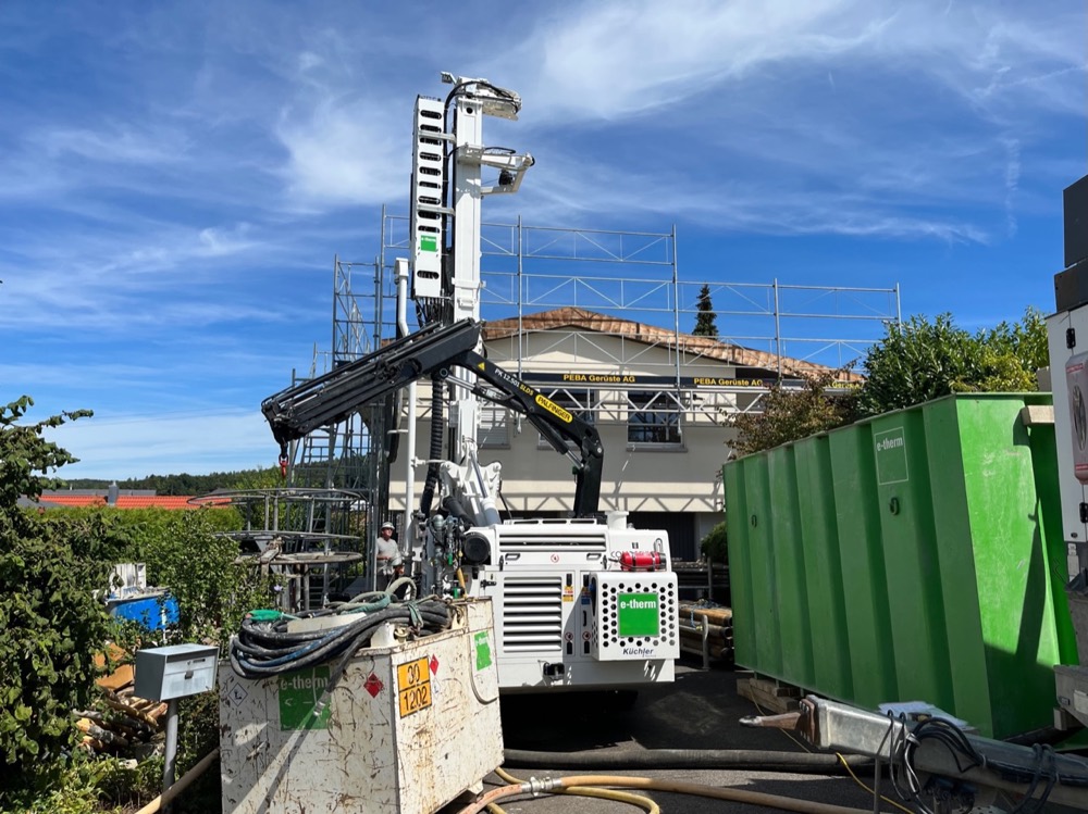 Bohrung Erdwärmesonde in der Einfahrt vor dem Anbau