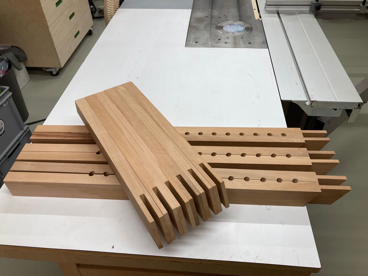 DIE FERTIGEN HÖLZER FUER DIE BEINE