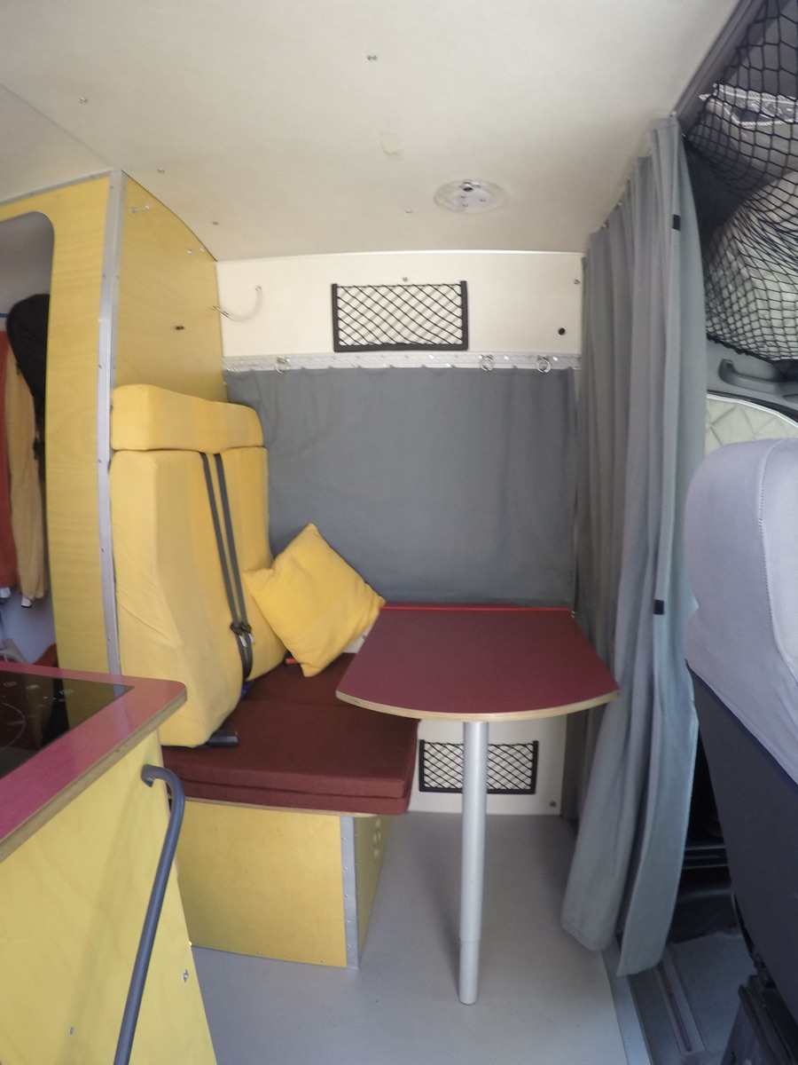 Der Essbereich mit Tisch und Sitzbank