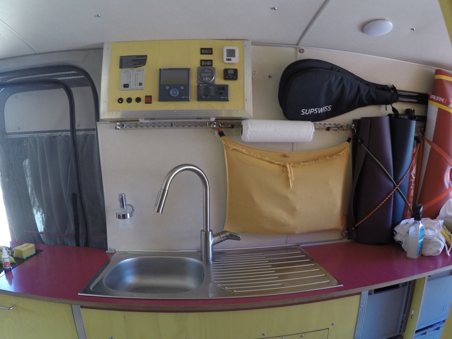 Die Küche mit Solarladeregler und Controller