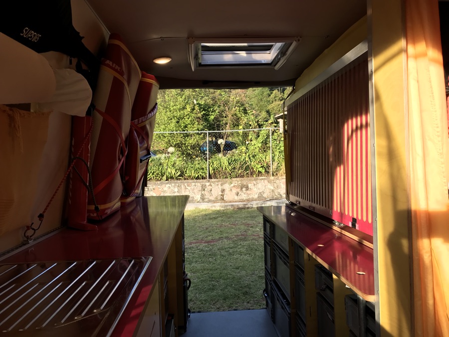 Die aufgeklappten Betten zur Gewinnung von Stauraum