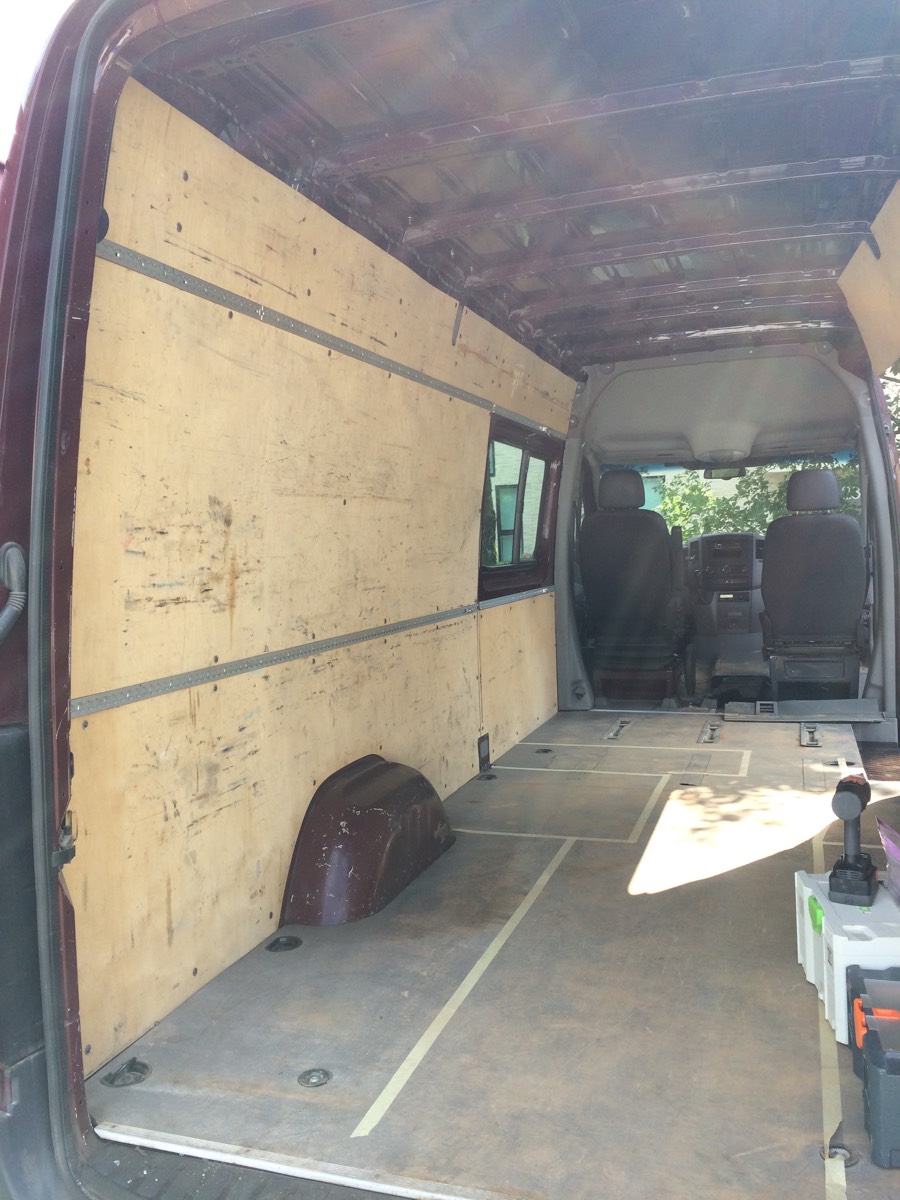 Einzeichen des Grundrisses mit Klebeband am Boden