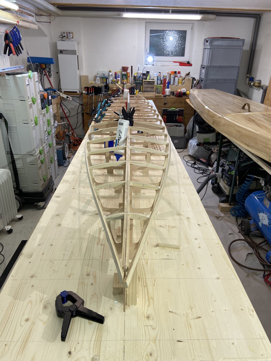 Erste Beplankung der Spanten