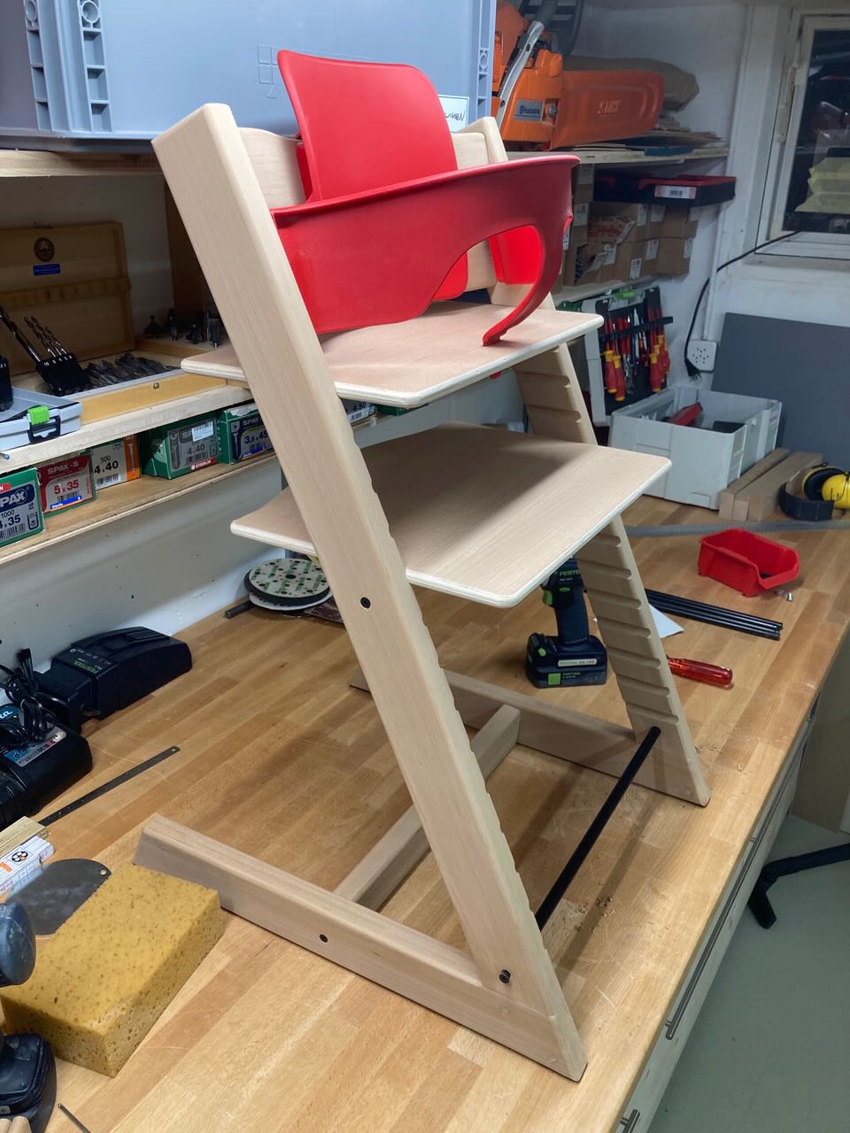 FERTIGER STUHL IN DER WERKSTATT