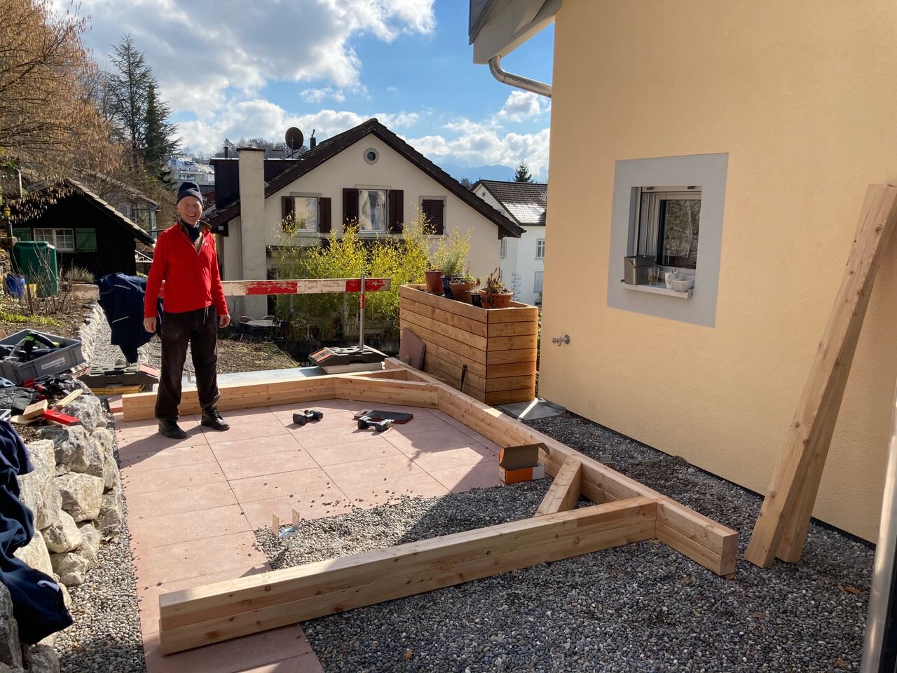 FREUND NOCH VOR DER UNFERTIGEN PERGOLA