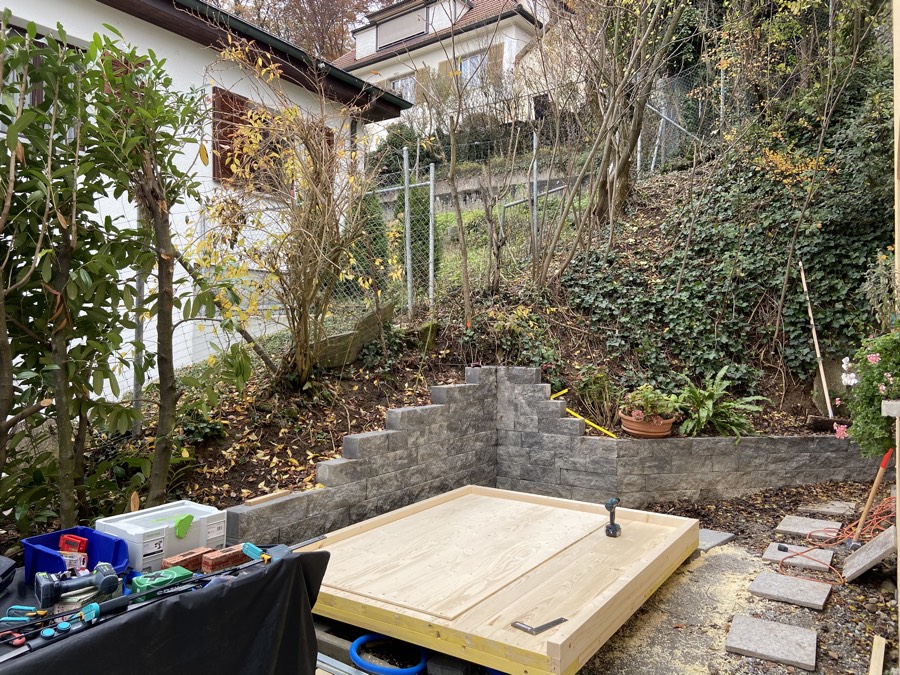 Im Garten gesetztes Holzfundament