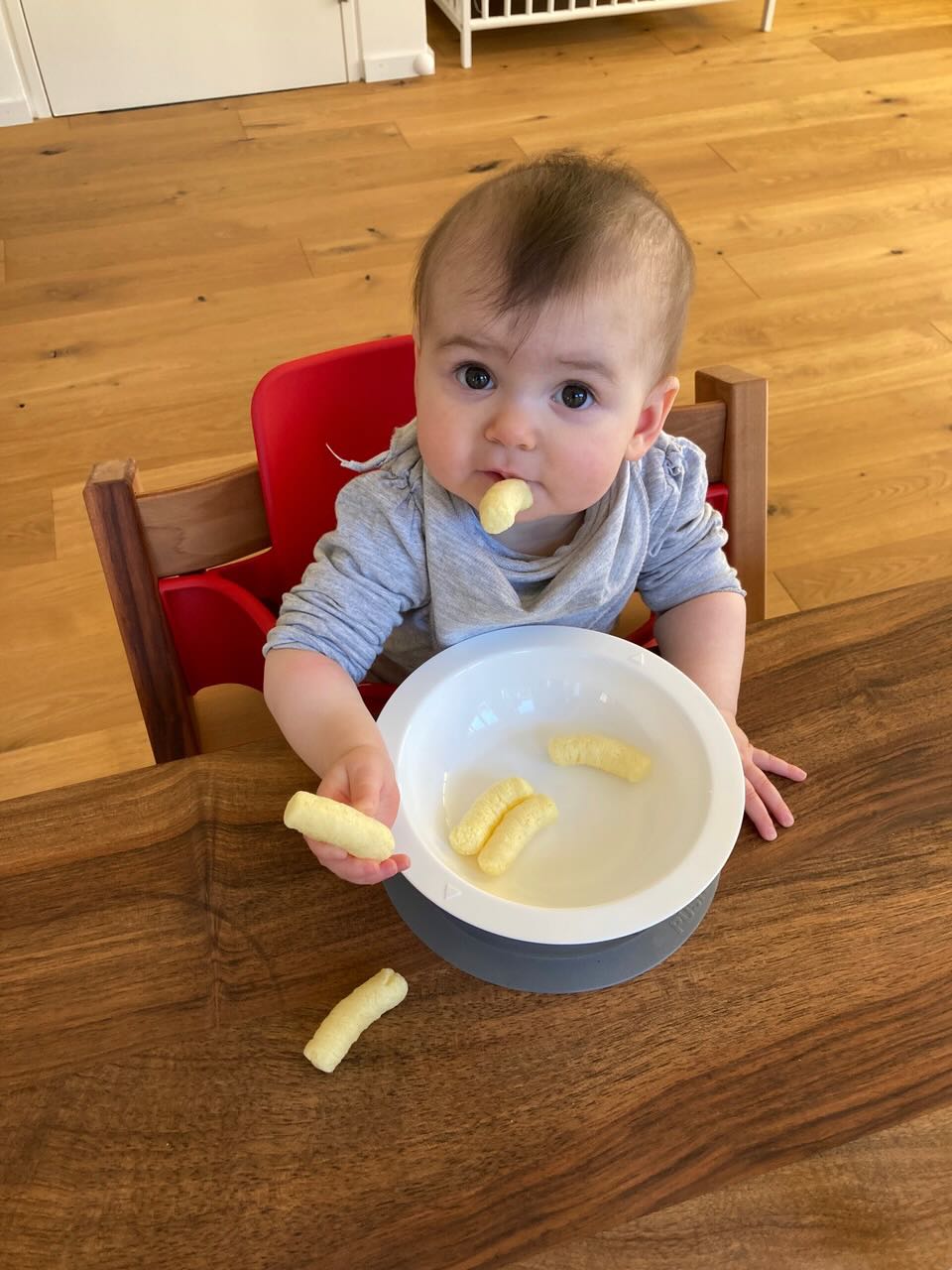 Auf dem Stuhl schmecken der Clara die Flips noch besser