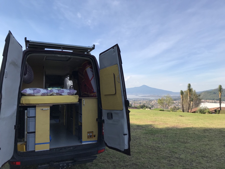 Probeschlafen auf einer Wiese im Tessin