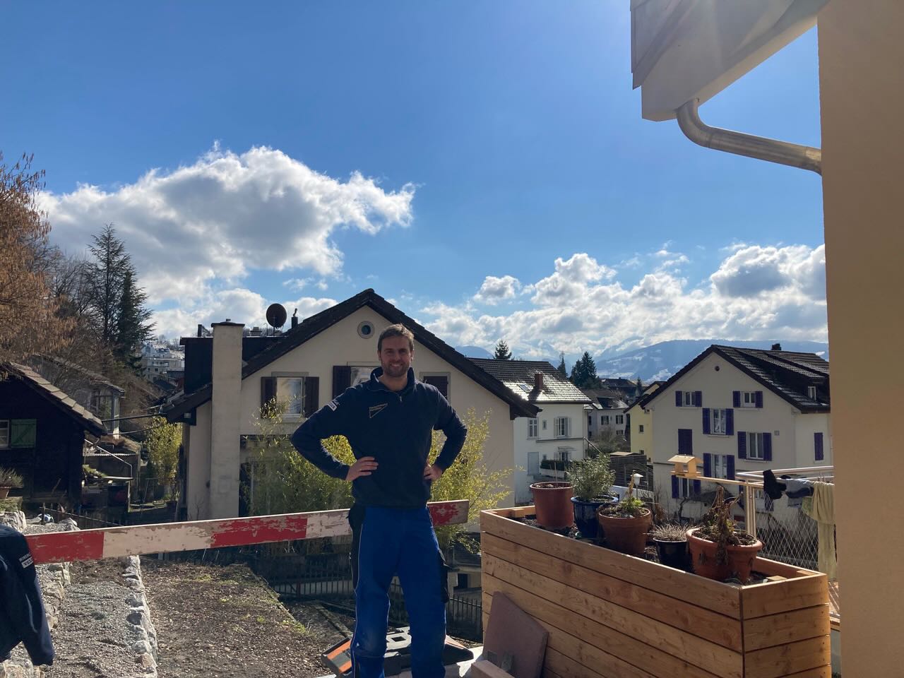 IMON NEBEN DEM HOCHBEET AUS LAERCHE