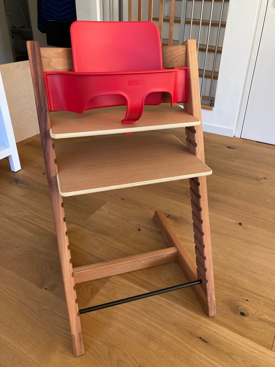 STUHL MIT EINGEHÄNGTER SICHERUNG