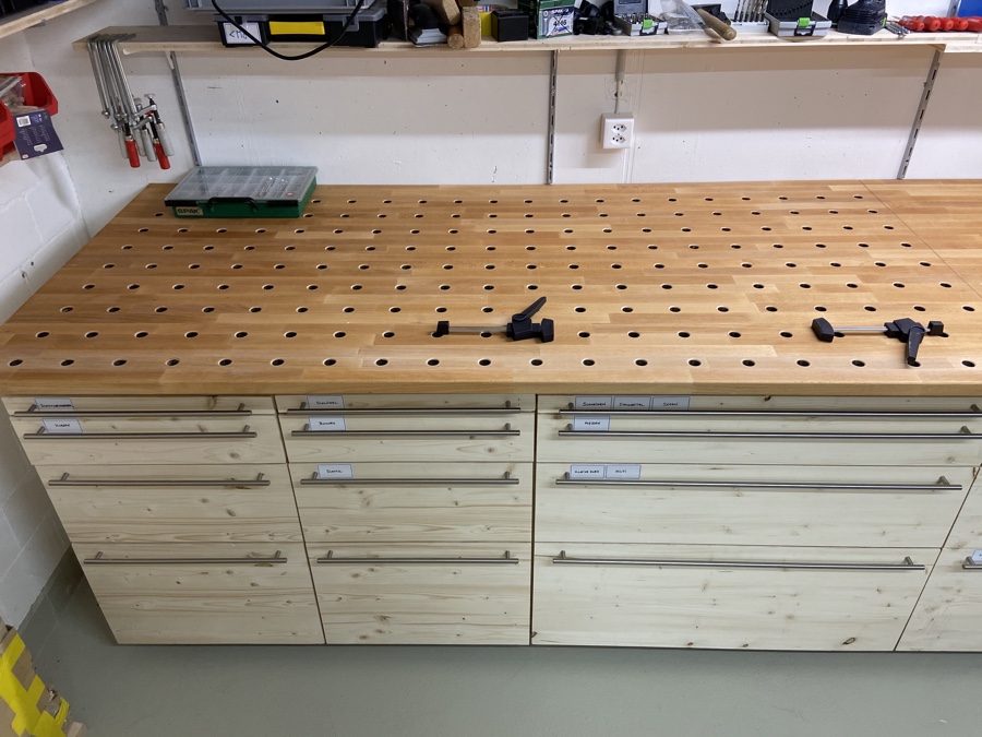 Schubladenstock_mit Arbeitsplatte und Klemmvorrichtung