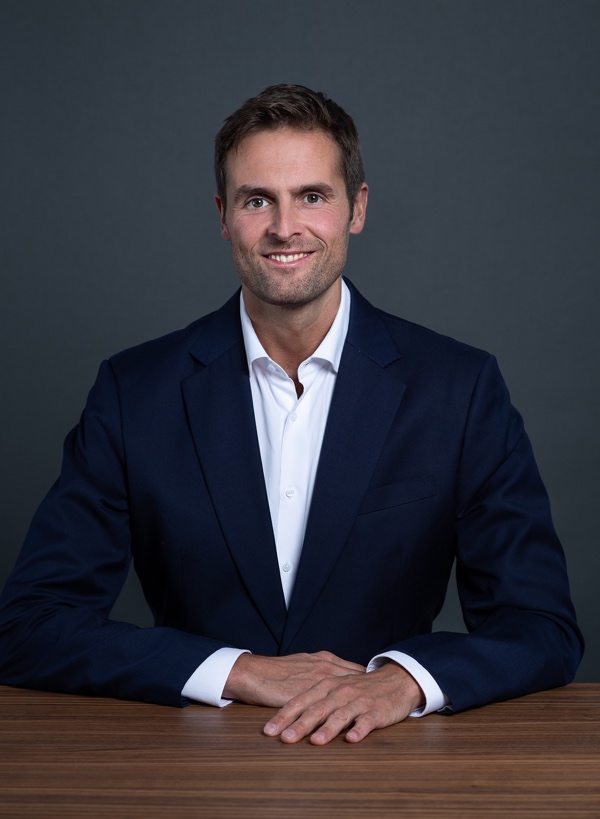 Simon Buettgenbach Casual