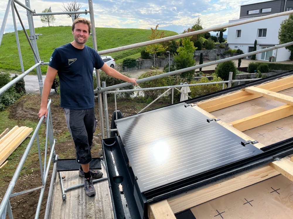 die erste panele ist festgeschraubt